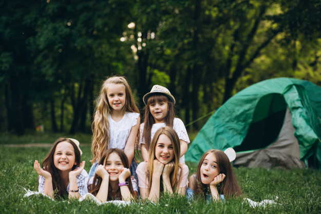 Dzieci na trawie przed namiotem